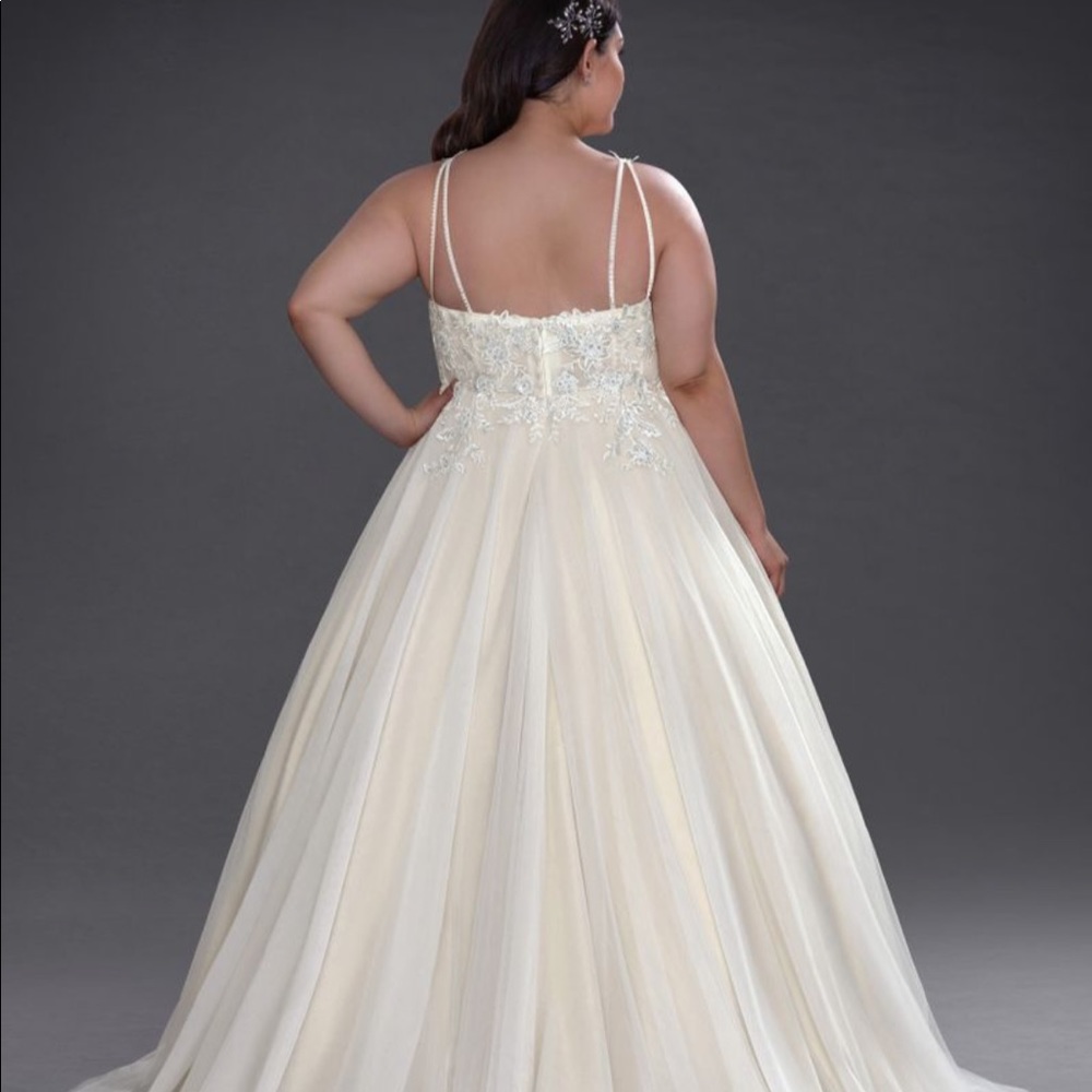 Size 26 wedding dress - Picture 2 of 6
